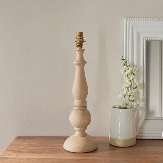 Hidcote And Ivy 30cm Vintage White Shade Table Lamp With Country Classic Base